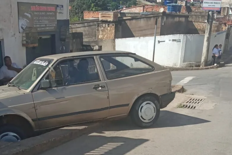 Ônibus se envolve em acidente, e carro acaba atingindo residência no bairro João XXIII