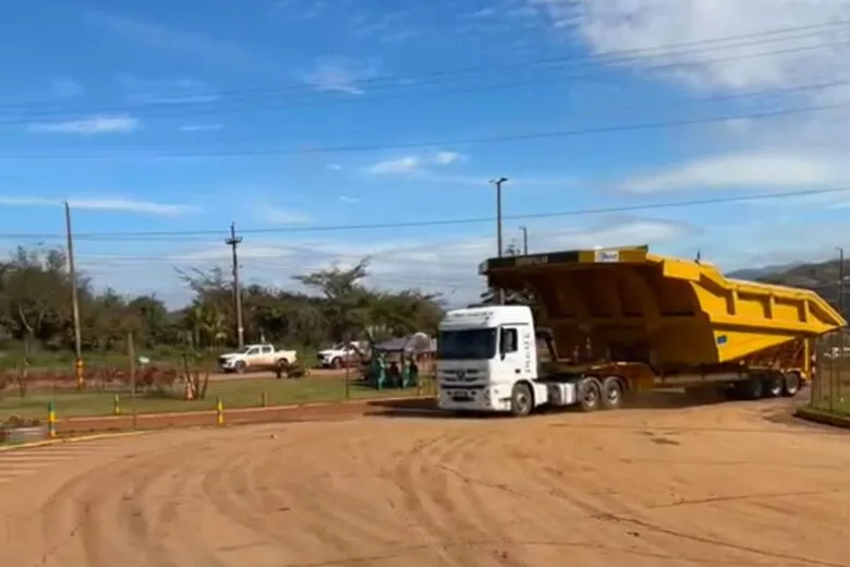 Transporte de báscula deixa trânsito lento e causa retenções nas rodovias no entorno de Itabira