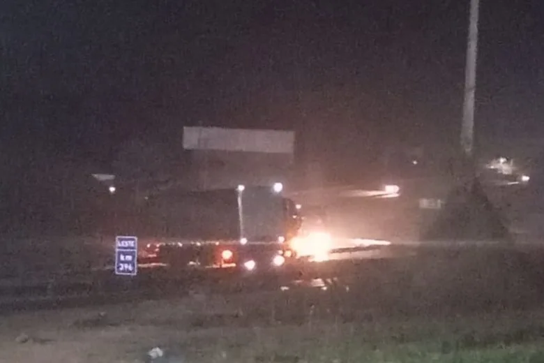 Acidente entre carreta e carro provoca interdição total da BR-381 em Bom Jesus do Amparo