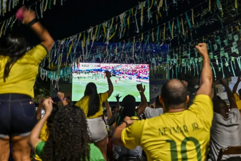 Itabira: transmissão do jogo entre Brasil e Japão promete reunir torcedores no projeto “Nossa Rua é Hexa”, no bairro Gabiroba
