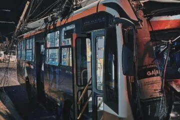 Ônibus desgovernado atinge carros e derruba poste na Avenida Amazonas em BH