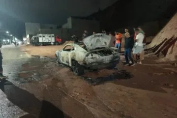 Camaro pega fogo e fica destruído em avenida de Timóteo