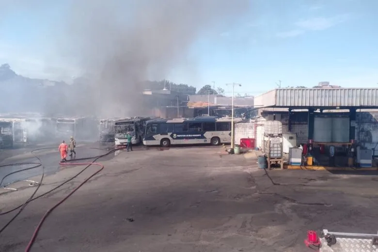Incêndio destrói 27 ônibus em garagem e PBH avalia remanejamento da frota