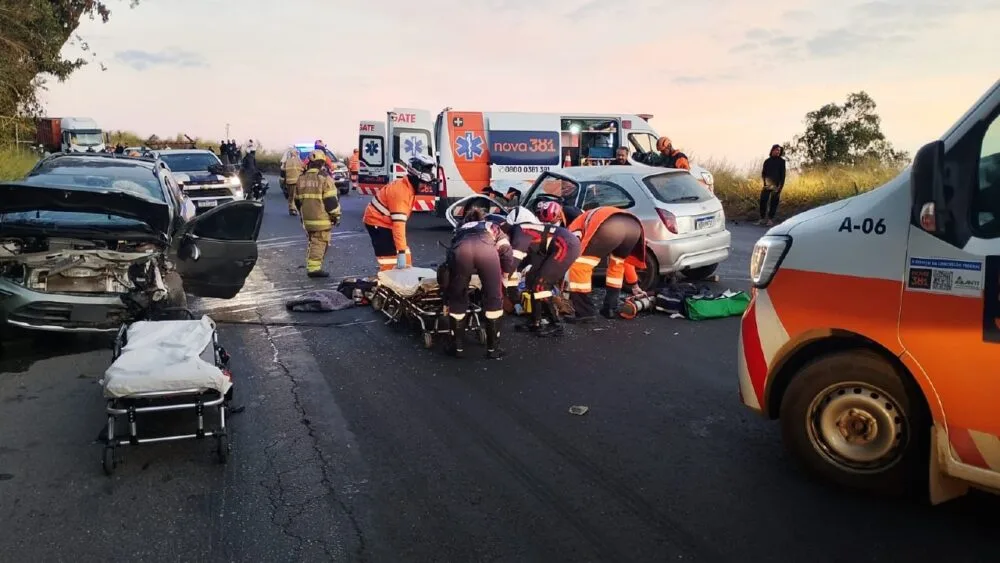 Colisão entre carros deixa três feridos, dois deles em estado grave, na BR-381 em Caeté