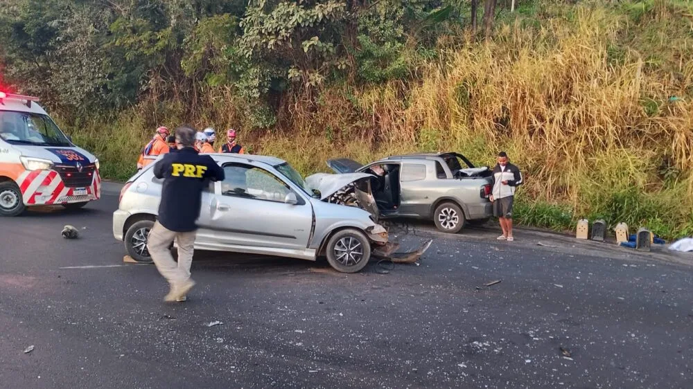 Colisão entre carros deixa três feridos, dois deles em estado grave, na BR-381 em Caeté
