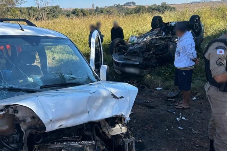 Colisão frontal entre dois carros deixa 11 pessoas feridas na MG-050