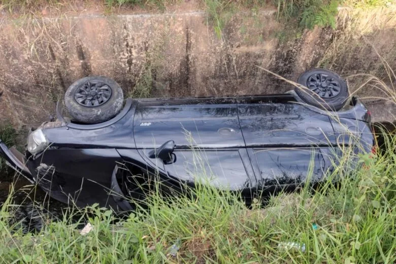 Carro capota e cai em córrego em Ribeirão das Neves Carro capota e cai em córrego em Ribeirão das Neves