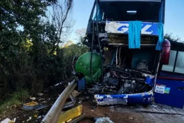 Tanque de caminhão se desprende, atinge ônibus de excursão e deixa duas mulheres mortas em rodovia de Minas Gerais