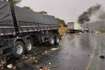 Grave acidente com três veículos de carga deixa um morto e interdita a BR-251 por nove horas