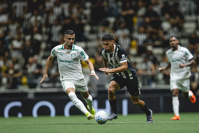 Atlético-MG visita o líder Palmeiras em busca de reação no Brasileirão; Caraça FM transmite a partida