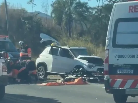 Acidente entre carro e ônibus causa lentidão na BR-381, em Sabará