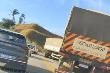Carreta bitrem ignora restrição, faz “L” e interdita parcialmente a MGC-120 entre Itabira e Nova Era