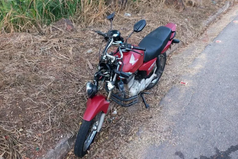Motociclista perde controle após conversão e sofre queda na região do bairro Valença, em Itabira