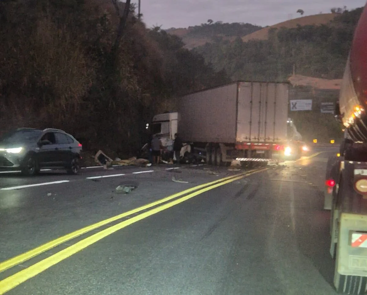 Idoso morre preso às ferragens após colisão entre carro e carreta na BR-381, em João Monlevade