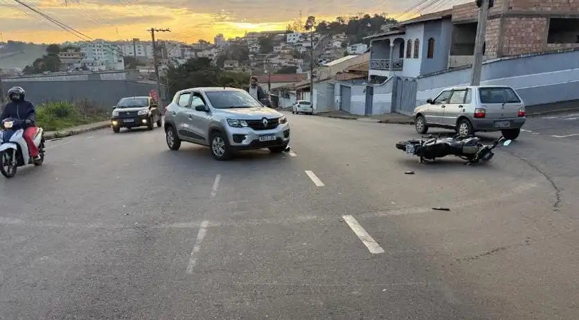 Acidente entre carro e moto deixa motociclista ferida na avenida Ipiranga 