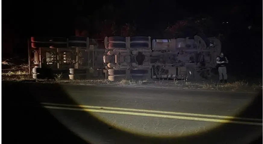 Motorista morre após carreta carregada de minério tombar na MG-129, em Catas Altas