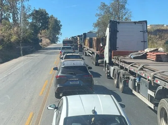 Obras provocam lentidão e congestionamentos em diferentes trechos da BR-381 nesta sexta-feira; veja onde