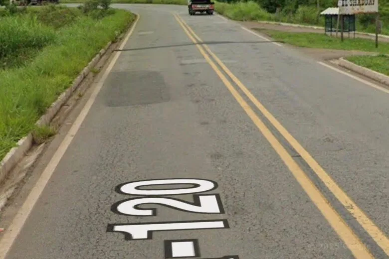Motociclista bate em placa e despenca em barranco às margens da MGC-120 em Itabira Motociclista bate em placa e despenca em barranco às margens da MGC-120 em Itabira