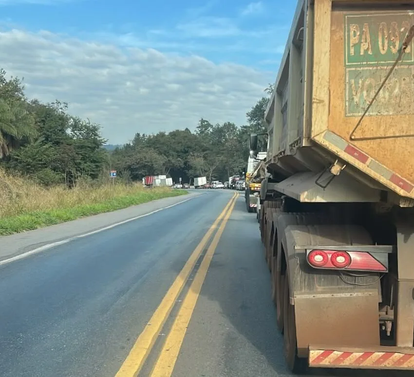 Obras provocam retenções em diferentes trechos da BR-381 nesta segunda-feira; veja os pontos de maior lentidão