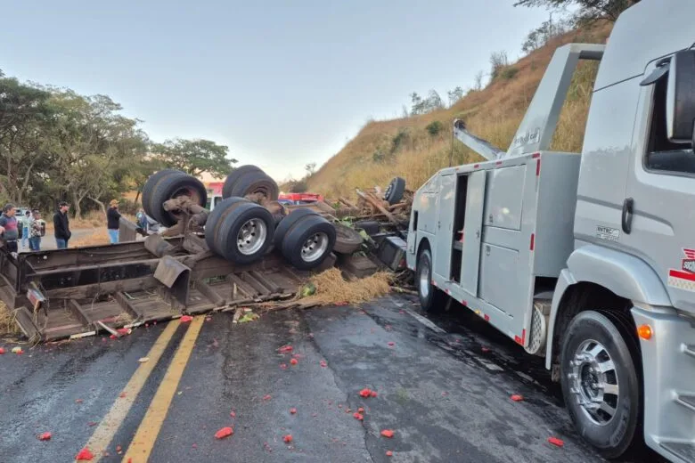 BR-262: caminhão carregado de melancias tomba na Serra do Macuco e motorista fica preso às ferragens