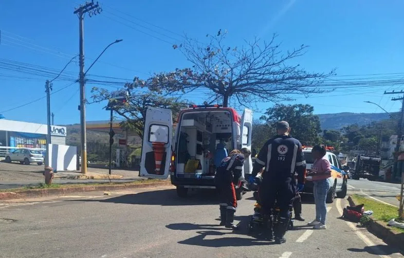 Acidente entre motociclistas mobiliza Samu e PM no cruzamento das avenidas Brasil e Ipiranga, em Itabira