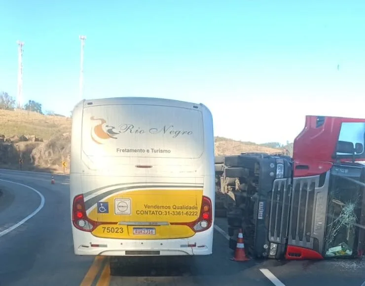 Carreta tomba na BR-381 em São Gonçalo do Rio Abaixo; pista é interditada para destombamento