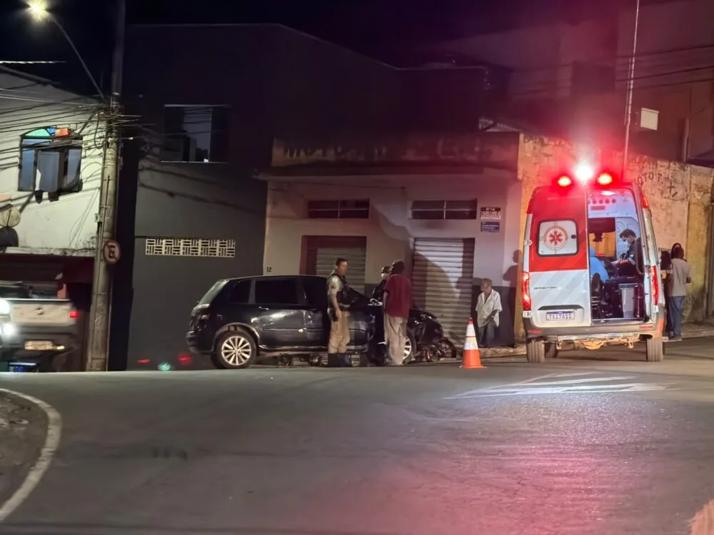 Motociclista fica ferido após colisão com carro no bairro Água Fresca, em Itabira
