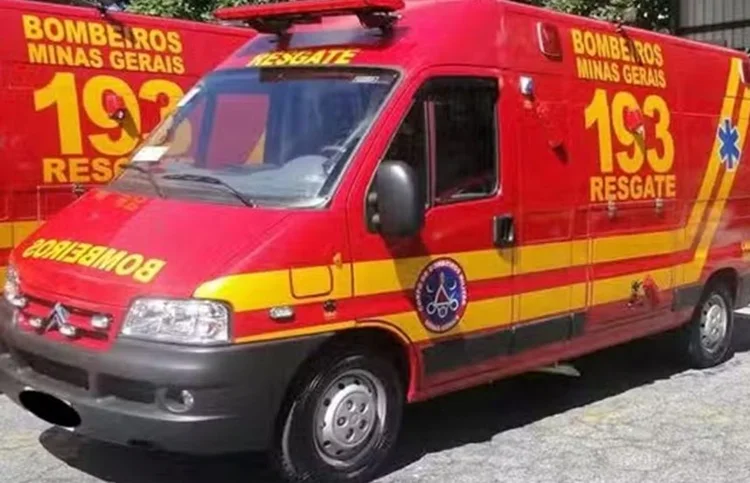 Homem é socorrido pelos bombeiros após ser esfaqueado em Itabira Homem é socorrido pelos bombeiros após ser esfaqueado em Itabira
