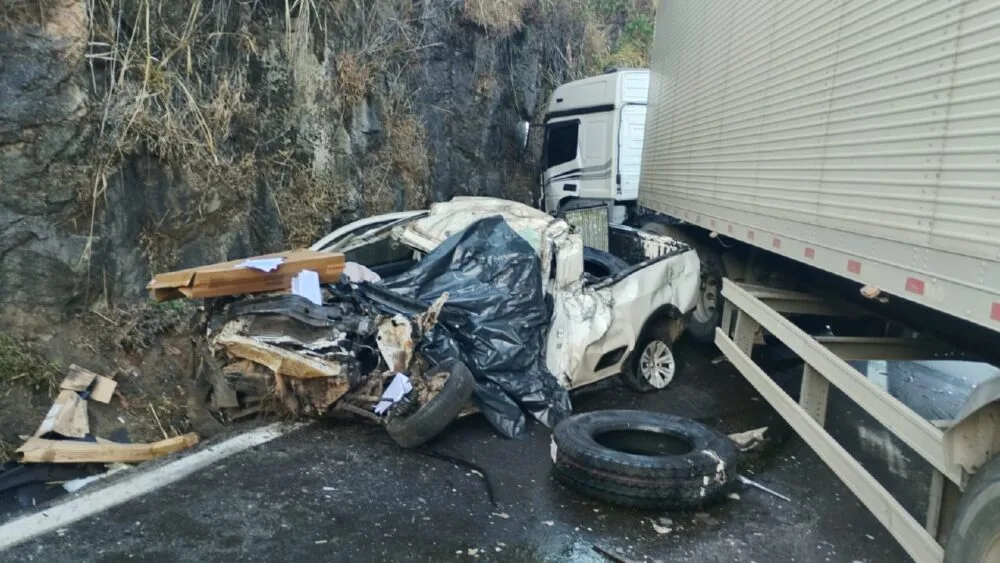 Idoso morre preso às ferragens após colisão entre carro e carreta na BR-381, em João Monlevade