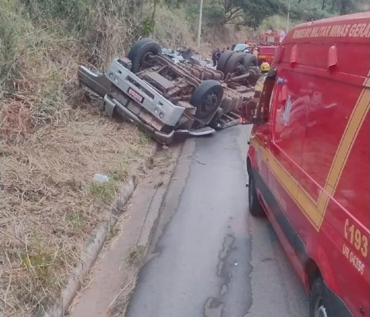 Dois homens morrem após caminhão tombar na BR-356, entre Mariana e Ouro Preto