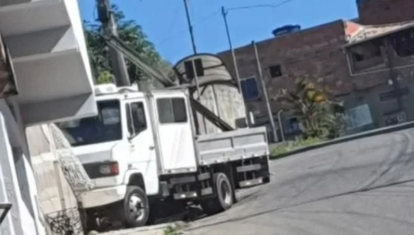Susto no Juca Batista: caminhão desce desgovernado e bate contra muro; ninguém se feriu