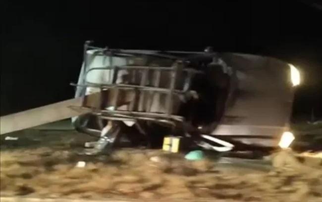 MG-129: motorista foge após capotar veículo no trevo do Itabiruçu, em Itabira; adolescente fica ferido