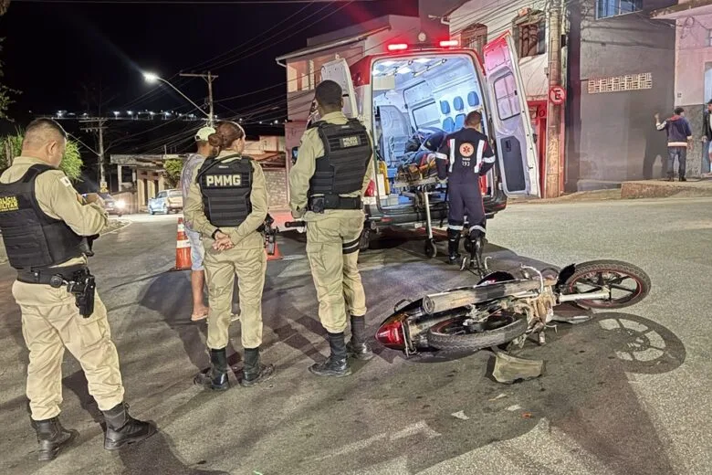 Acidente entre motocicleta e automóvel deixa mulher ferida no bairro Água Fresca, em Itabira