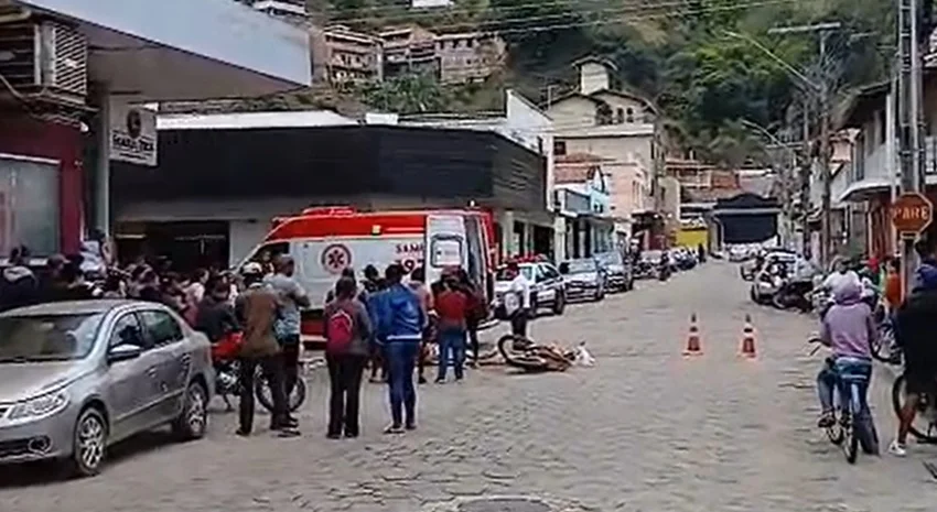 Motociclista perde controle durante abordagem policial e atropela idosa em Santa Maria de Itabira