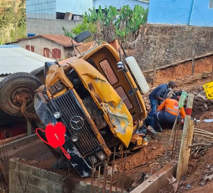 Caminhão desgovernado atinge residência e deixa motorista ferido em Rio Piracicaba