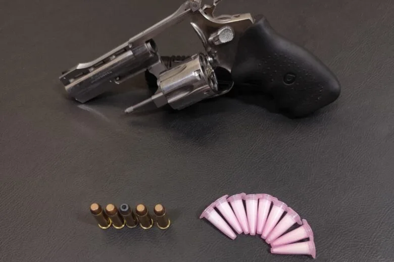Polícia Militar prende homem e apreende revólver com numeração raspada em Barão de Cocais Polícia Militar prende homem e apreende revólver com numeração raspada em Barão de Cocais
