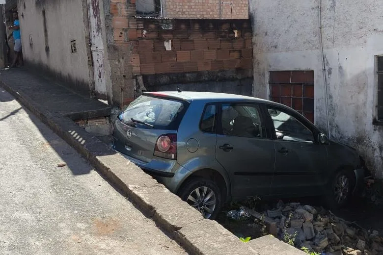 Tampa de bueiro se solta, motorista perde o controle da direção e carro atinge casa em Itabira Tampa de bueiro se solta, motorista perde o controle da direção e carro atinge casa em Itabira