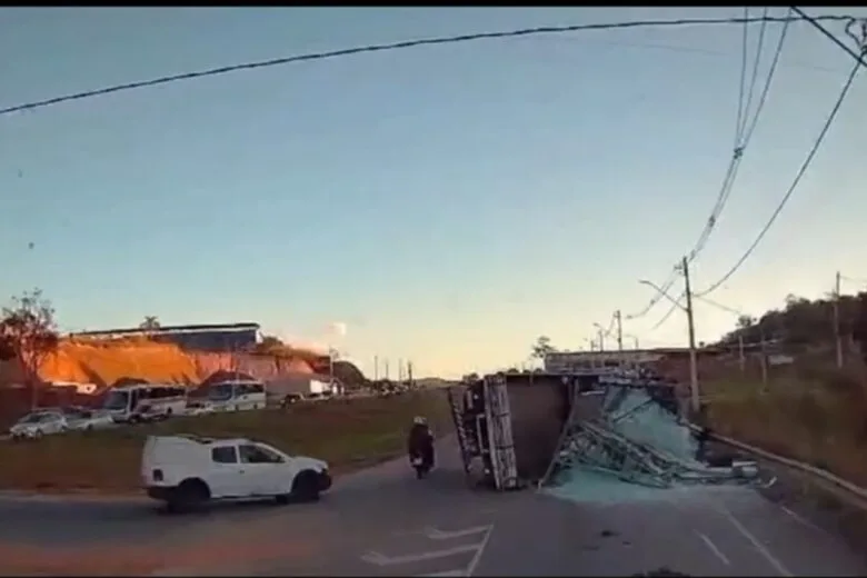 Itabira: caminhão carregado com vidros tomba na MG-129 e deixa duas pessoas feridas Itabira: caminhão carregado com vidros tomba na MG-129 e deixa duas pessoas feridas